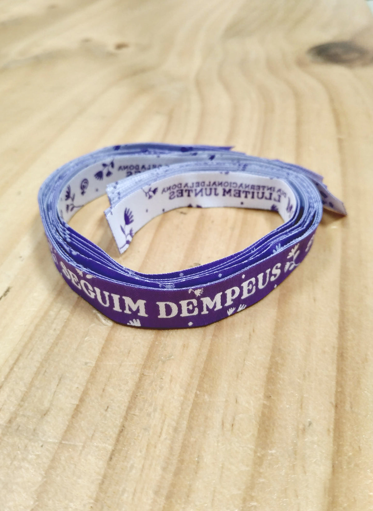 Pack 10 polseres 8M 2023 | Seguim dempeus, lluitem juntes.