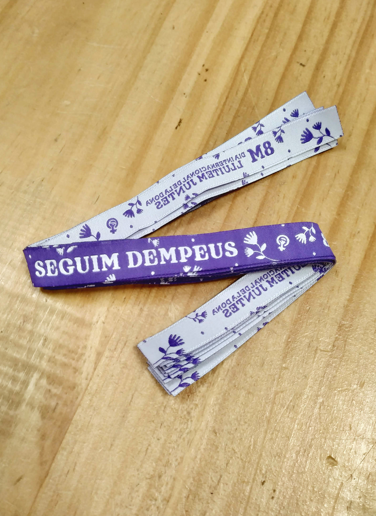 Pack 10 polseres 8M 2023 | Seguim dempeus, lluitem juntes.