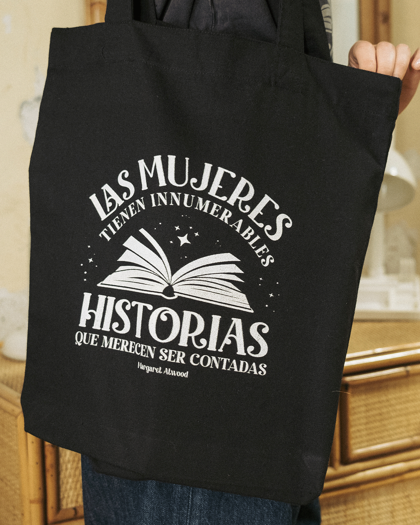 Las mujeres tienen innumerables historias que merecen ser contadas ✨ | Totebag