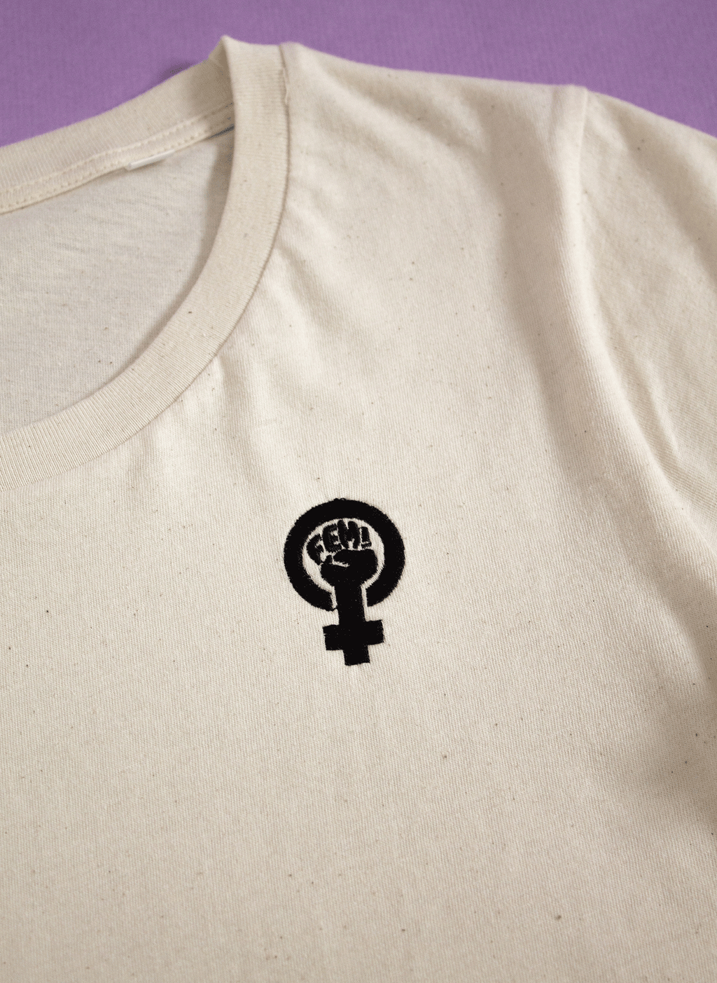 Camiseta logo bordado (CREMA)