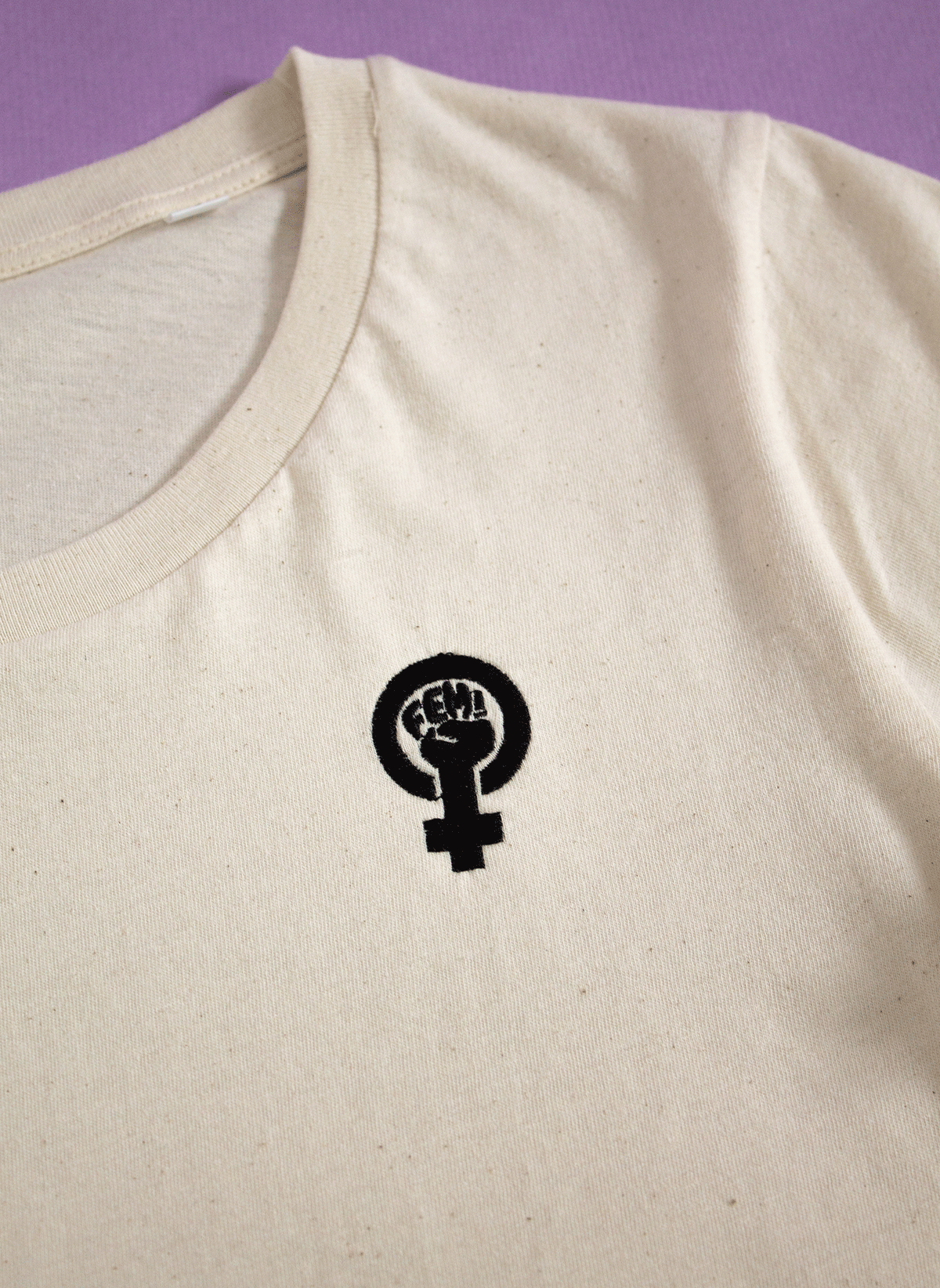 Camiseta logo bordado (CREMA)