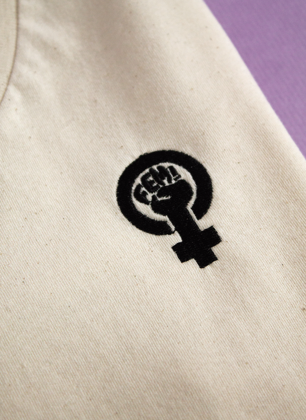 Camiseta logo bordado (CREMA)
